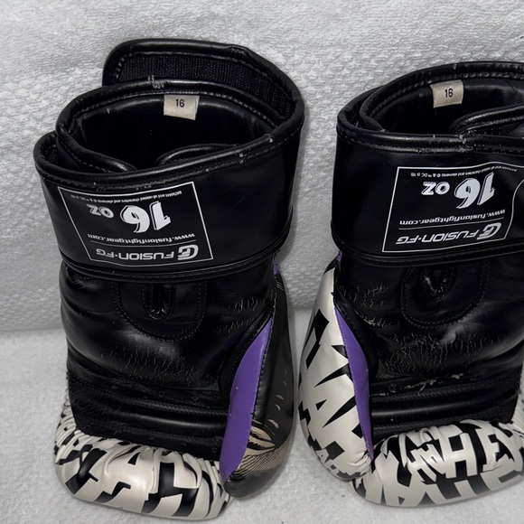 Black and White Boxing Gloves - Picture 7 of 7